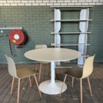 5x Eettafel, 3 stoelen en stellingkast , Byfonq